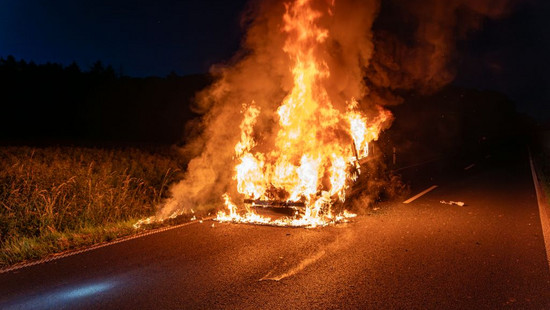 Feuerwehr-Einsatz in Langenselbold: Geländewagen brennt komplett aus
