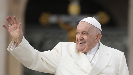 Papst Franziskus ebnet Weg für Segnung homosexueller Paare