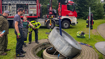 Rettung in Langenselbold: Feuerwehr befreit Blässhuhn aus Brunnen