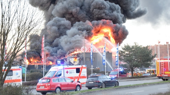 Großbrand in Mosbach-Neckarelz: Einkaufszentrum durch Feuer zerstört