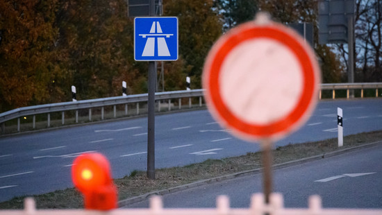 Mann räumt Absperrung beiseite um auf gesperrte A4 zu fahren