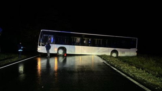 Navi sagt "Bitte wenden": Bus steht quer auf Straße
