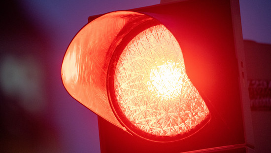 Wiesbaden: 18 Jähriger rast über 8 rote Ampeln in 2 Minuten