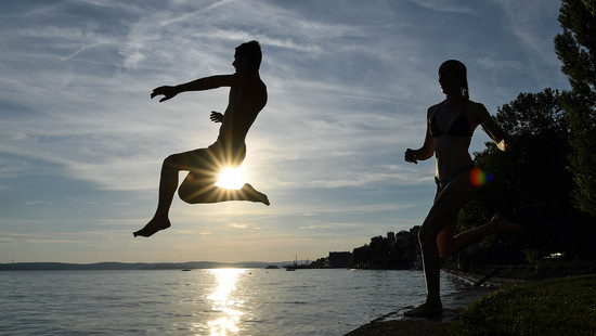 Greifenstein: Rekordversuch im Fackelschwimmen an der Ulmbachtalsperre