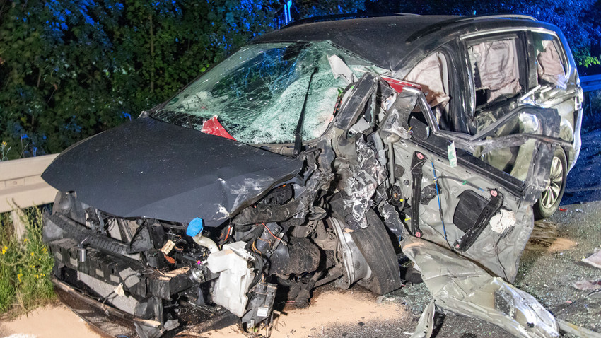 LKW kracht beim Überholen nahe Lauterbach in entgegenkommenden PKW