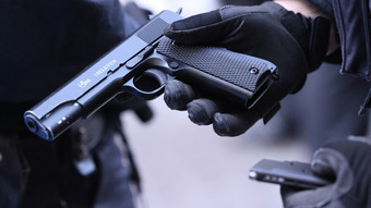 Rüsselsheim: 13-jähriges Mädchen vermummt mit Waffe in Innenstadt
