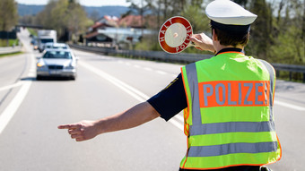 Raser versteckt 150.000 Euro unter der Auto-Fußmatte