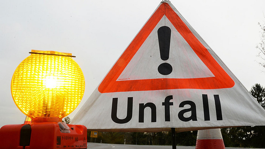 Unfall mit Fahrschulauto bei Ockstadt: Fahrprüfer verletzt