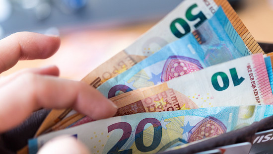 Ehrliche Finderin bringt Geldbörse mit 1.200 Euro zurück