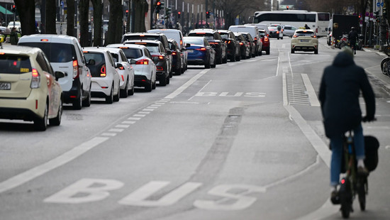 Nahverkehrs-Warnstreik sorgt für Staus in den großen Städten