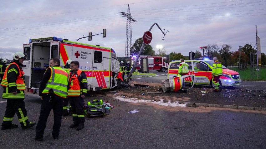 Mehrere Verletzte: schwerer Unfall mit Rettungswagen in Bebra