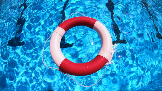 Freibad in Selters: Mann fasst Mädchen an und flüchtet