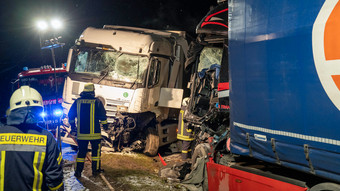 Schwerer LKW-Unfall in Trubenhausen - Fahrer verletzt