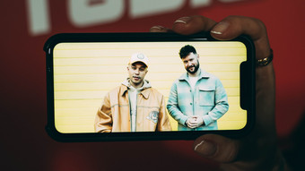 stars im tower: jax jones & calum scott spielen blockflöte