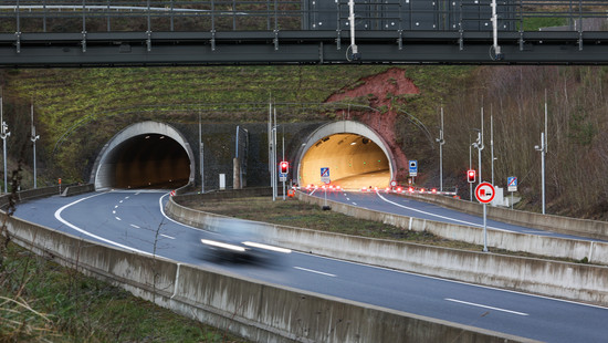 A49-Tunnel Frankenhain nachts gesperrt: LKW ignorieren Umleitung