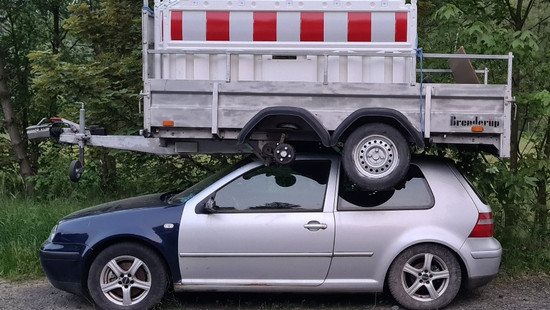 Anhänger auf Auto in Herborn: Polizei sucht Zeugen in kuriosem Fall
