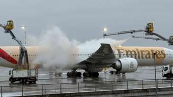 Frankfurter Flughafen streicht zahlreiche Flüge wegen Eis
