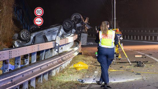 Tödlicher Autounfall auf der A643 am Autobahndreieck Mainz