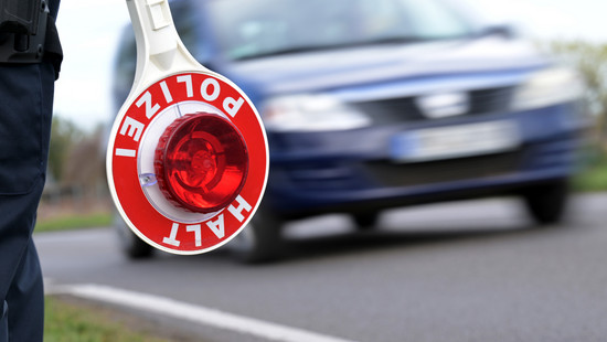 Polizei stoppt Transporter mit Baby im Kofferraum auf A3