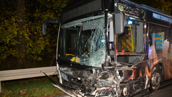 Tödlicher Unfall bei Wetzlar: Autofahrerin prallt gegen Linienbus