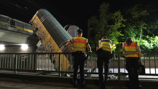 Bahnunfall in München: Güterzug-Waggons von Brücke gestürzt