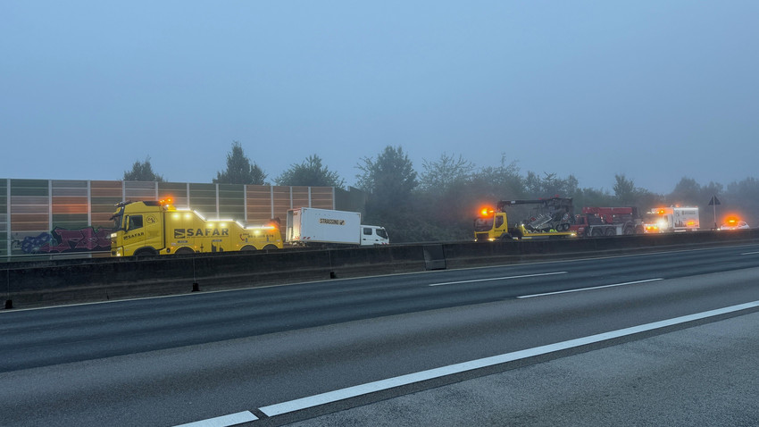 Lkw kracht in A5-Baustelle bei Friedberg