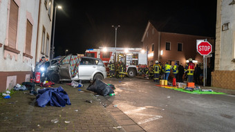 Auto einer Familie prallt in Brechen gegen Hauswand - Mutter stirbt