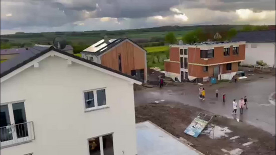 Unwetter bei Mainz und in Rhein-Neckar: Sturm deckt Hausdächer ab