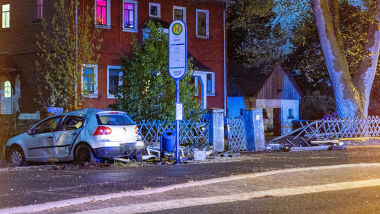 Grebenhain: Auto kracht in Bushaltestelle - 3 Verletzte