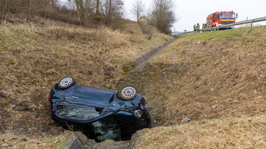 A66 bei Flieden: Auto überschlägt sich Frau liegt stundenlang im Wagen