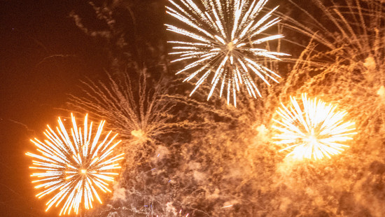 Vermummte Täter zünden Feuerwerk vor Trondheim-Hotel in Mainz