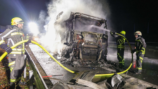 Milchlaster brennt auf A49: Ursache noch unklar