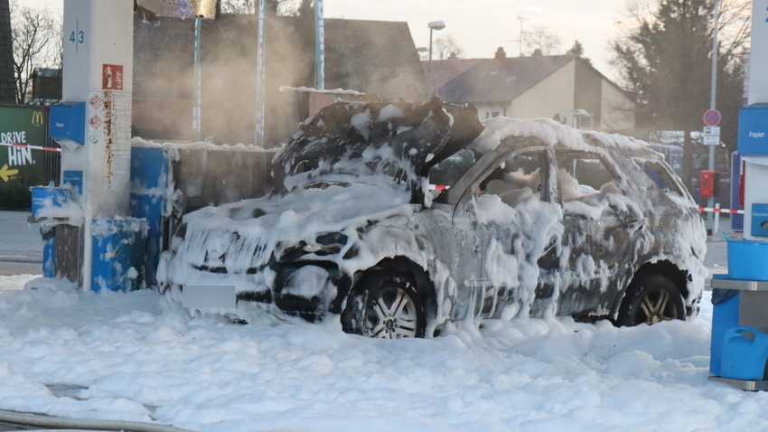 Das ist kein Schnee: Auto brennt an Mannheimer Tankstelle