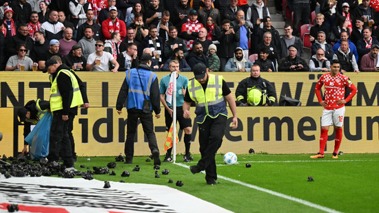 SGE droht Strafe nach Randale in Mainz - Stange auf Schiri geworfen