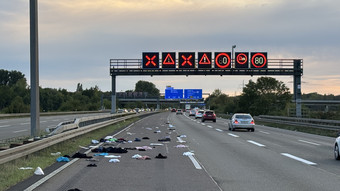 Dachbox aufgerissen: Inhalt verteilt sich über 100 Meter auf A45