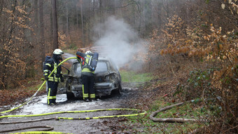 Ludwigsau: Feuerwehr findet bei Löscharbeiten Leiche in Auto