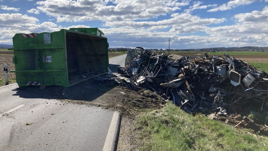 Unfall bei Freigericht: LKW kippt um - Tonnen Schrott auf der Wiese