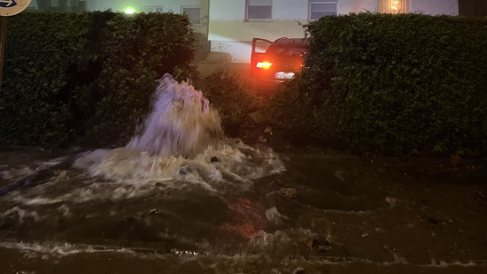 Straße in Hanau geflutet: Bei Unfall Hydrant herausgerissen