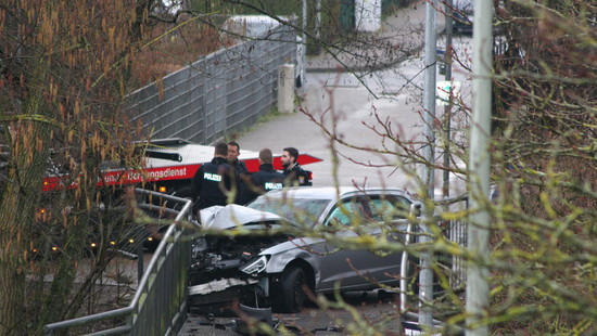 Frankurt: Auto fährt in Fußgängerbrücke nahe Hundertwasserkindergarten