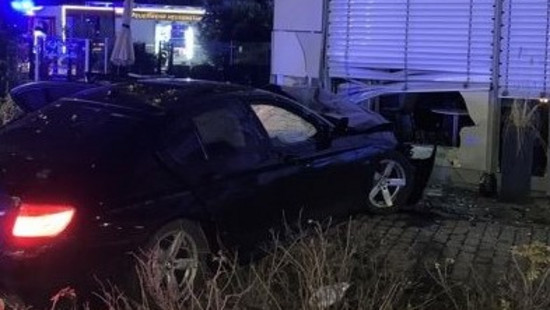 Unfall in Heusenstamm: 14-Jähriger kracht mit Auto in Café