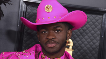 rapper lil nas x mit schwangerschaftsbauch