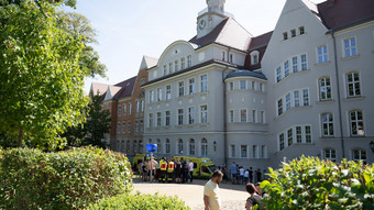 Entsetzen nach Messerattacke an Schule - Achtjähriger schwer verletzt