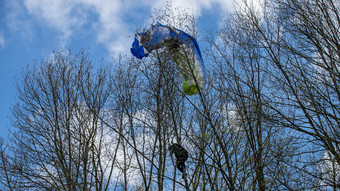 Rettung in Poppenhausen: Paraglider bleibt in Baum hängen