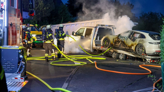 LKW und Porsche in Flammen - Stromausfall in Kalbach