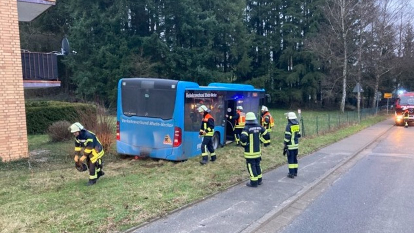 Fürth-Erlenbach: Sprung von führerlosem Schulbus - 12 Schüler verletzt