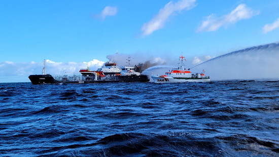 Auf der Ostsee in Brand geratenes Schiff in Rostock gelöscht