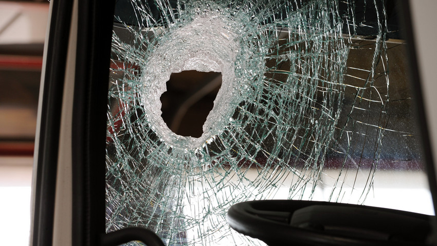 Lebensgefährlich: Stein kracht auf A66 durch Scheibe