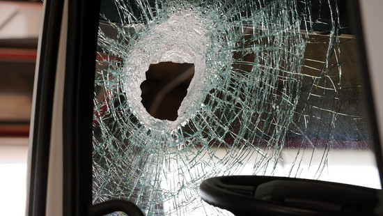 Lebensgefährlich: Stein kracht auf A66 durch Scheibe