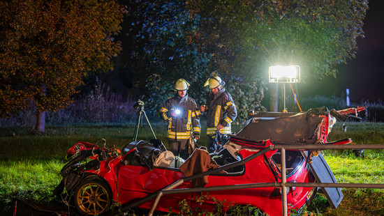 VW Golf fliegt über Straße: Schwerverletzter Fahrer in Eschborn