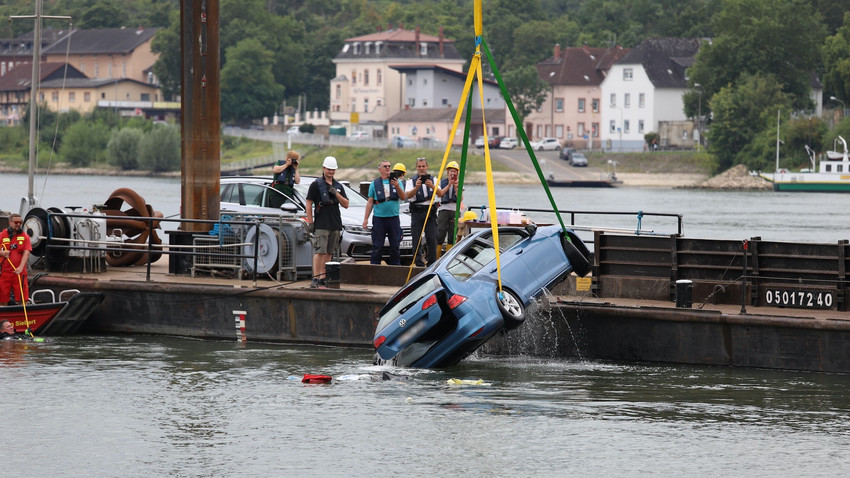 Trebur: Seniorin stürzt mit Auto in Rhein – Passanten retten sie